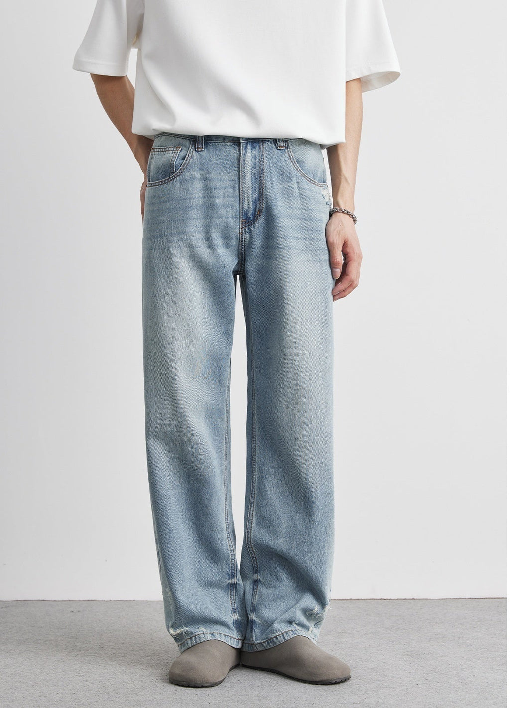 Mens Relaxed Fit Jeans with Straight Leg Design