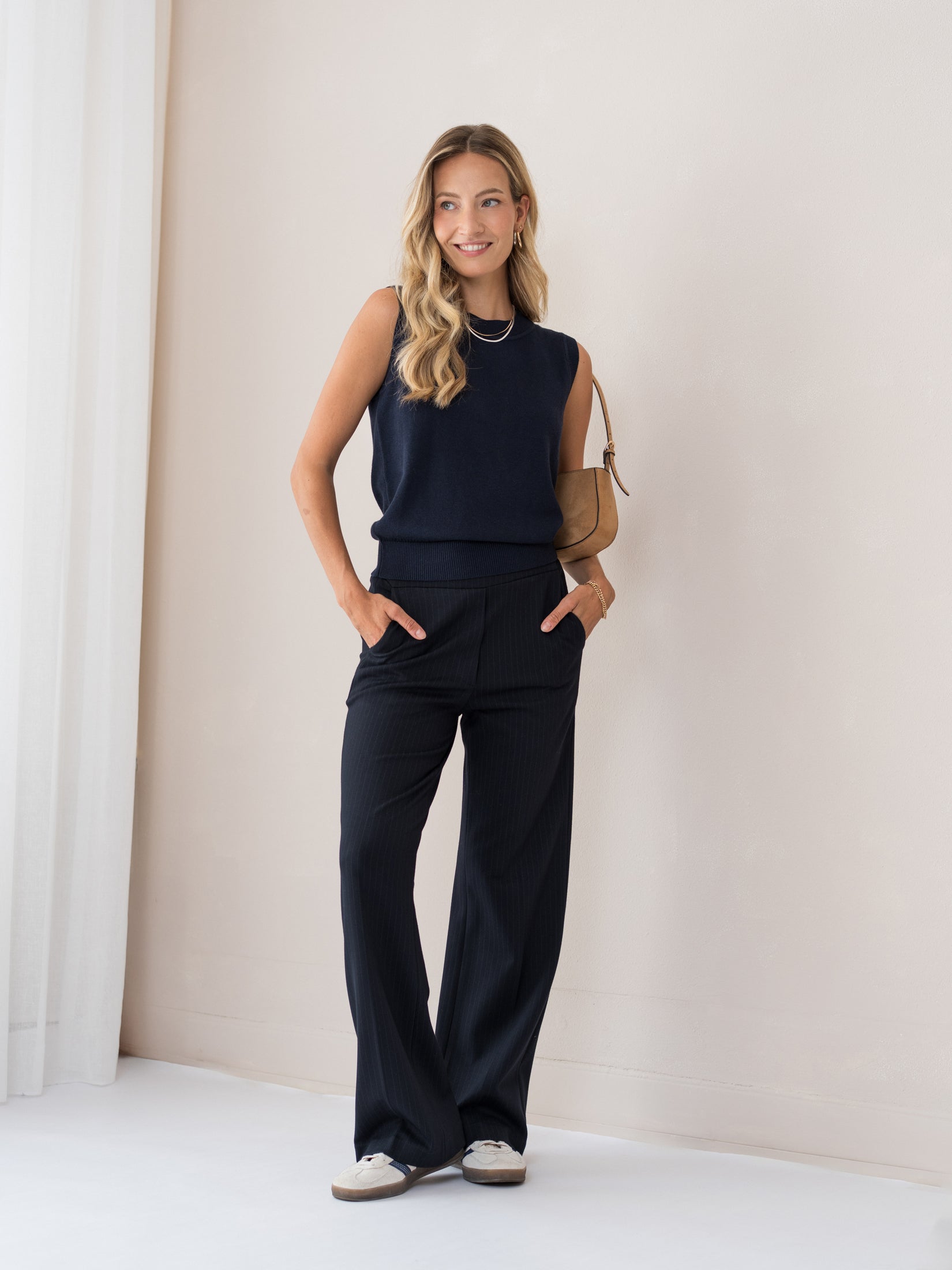 Women's Elegant Straight Leg Trousers with Side Pockets