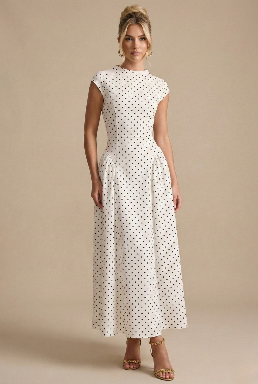 Women's Maxi Dress with Round Neck and Pleated Skirt