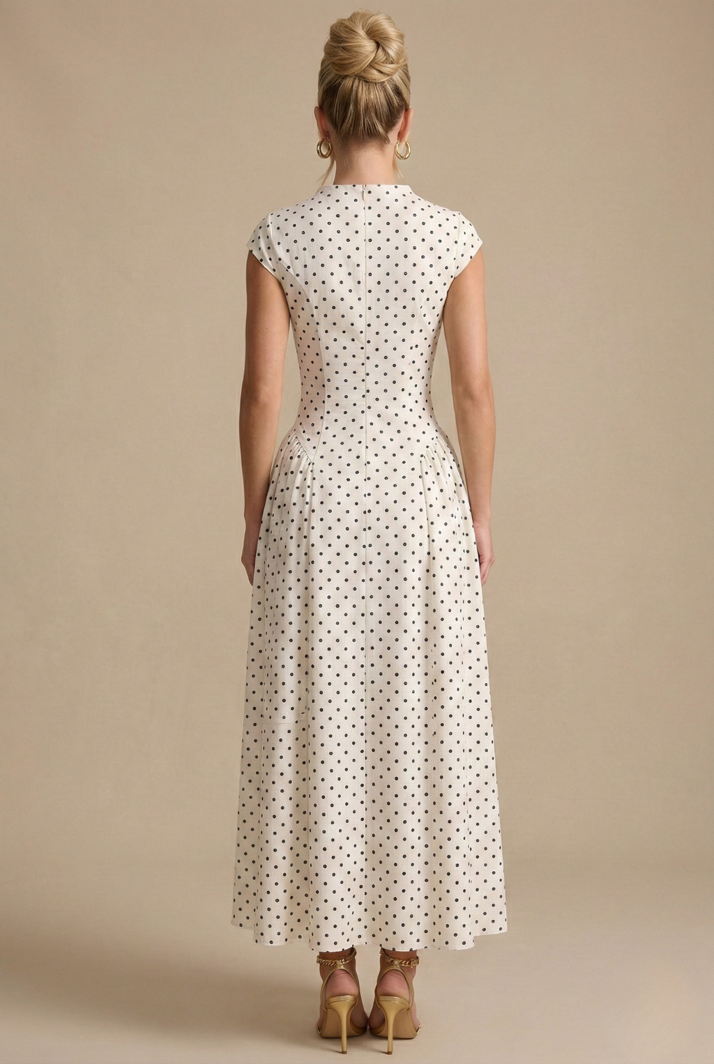 Women's Maxi Dress with Round Neck and Pleated Skirt