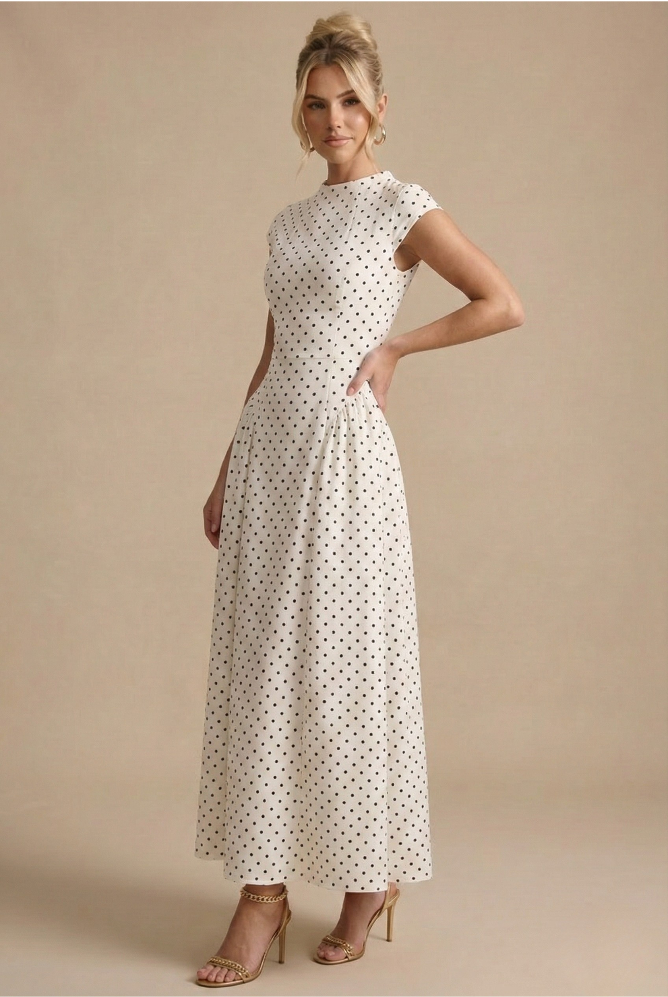 Women's Maxi Dress with Round Neck and Pleated Skirt
