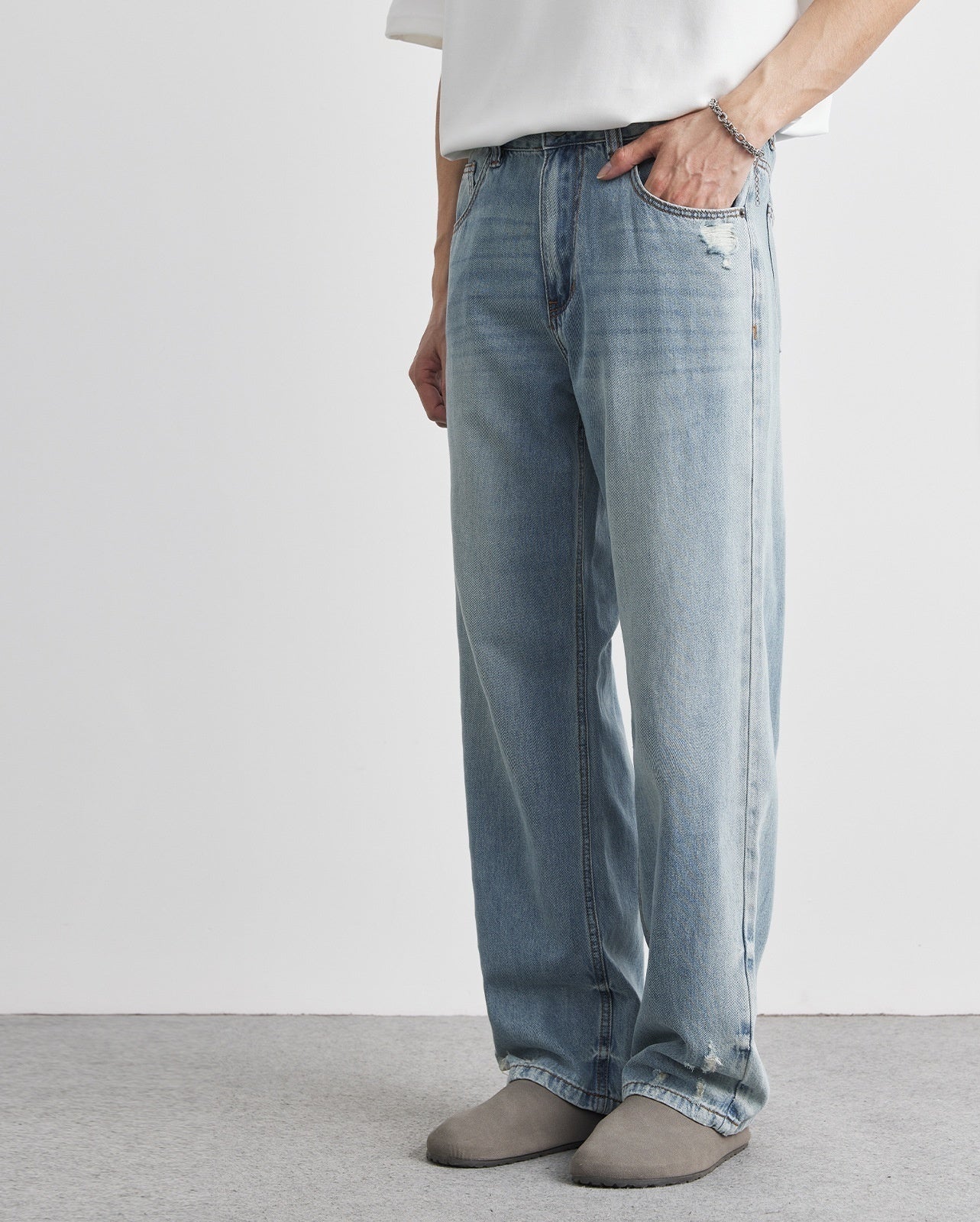 Mens Relaxed Fit Jeans with Straight Leg Design