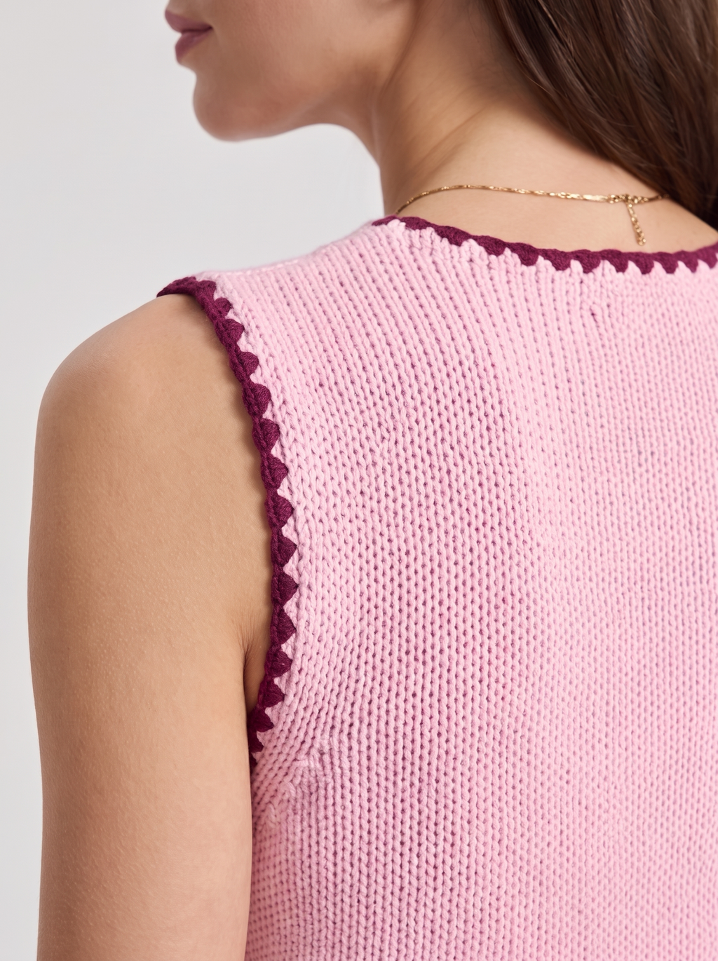 Women's Sleeveless Edgy Sweater with Contrast Trim