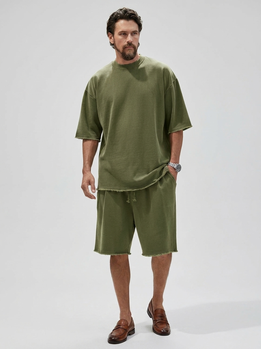Herren-Sommer-Set mit Oversize-Hemd und knielangen Shorts